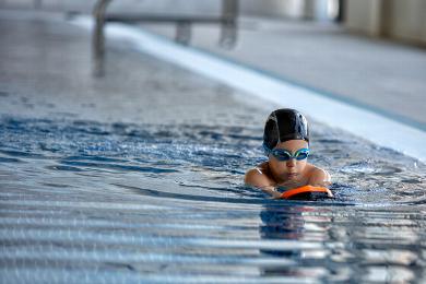 child learning to swim one to one